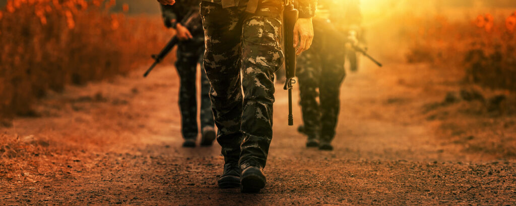 Soldaten gehen in Formation auf einem Weg