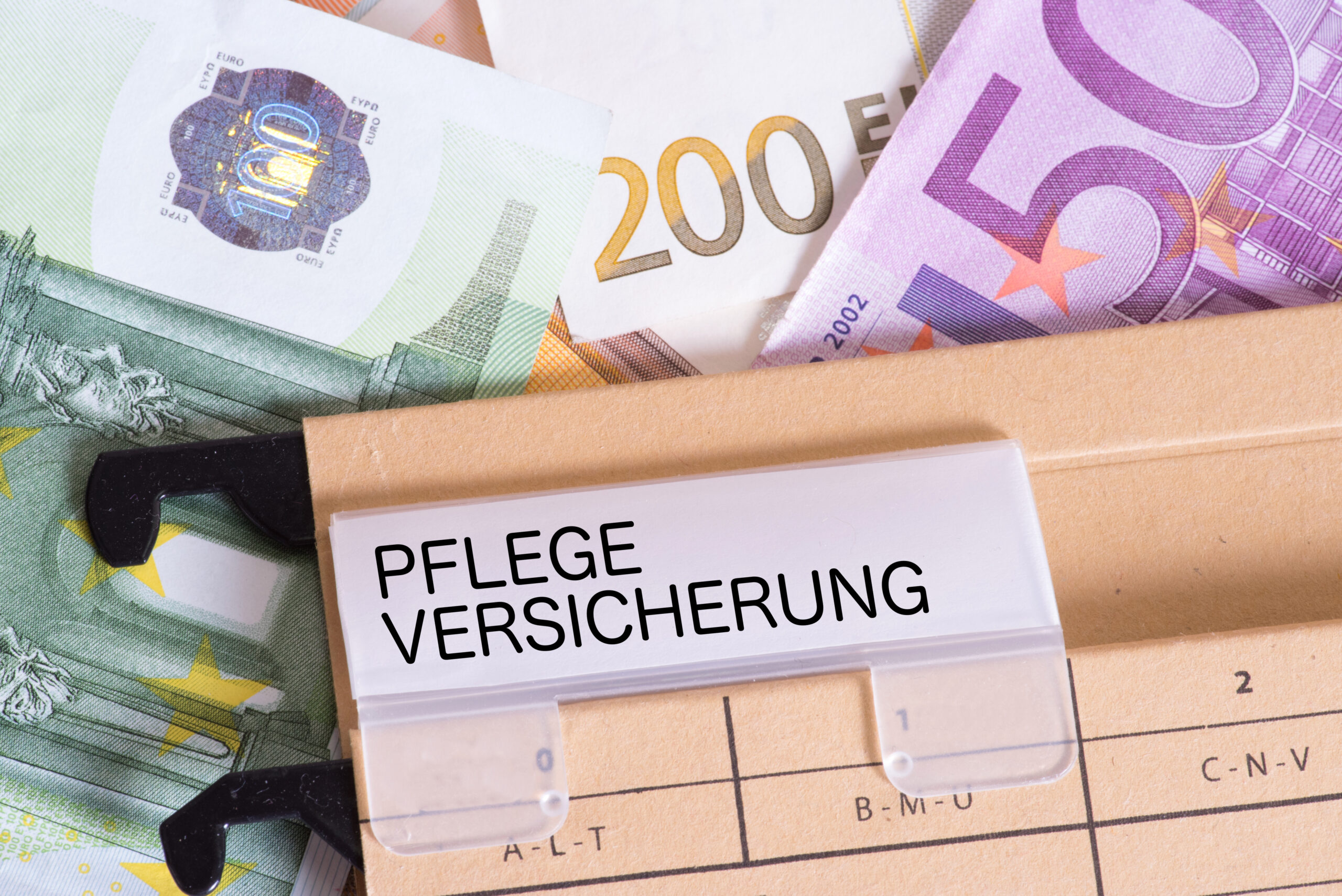 Mappe mit der Aufschrift Pflegepflichtversicherung